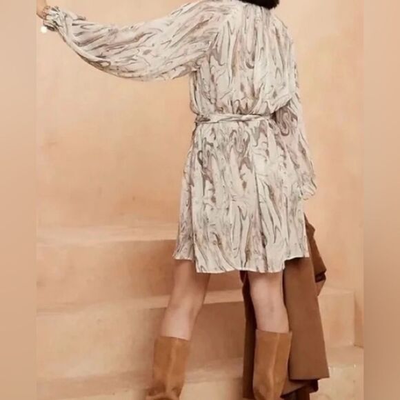 Banana Republic Tan & Cream Smocked Crinkle Texture Long Sleeve Dress - Picture 3 of 11